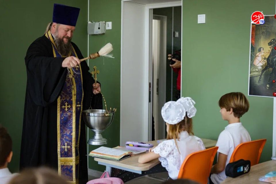 В этом году тысячи школьников по всей стране сели за парты в обновлённых классах В этом году тысячи школьников по всей стране сели за парты в обновлённых классах