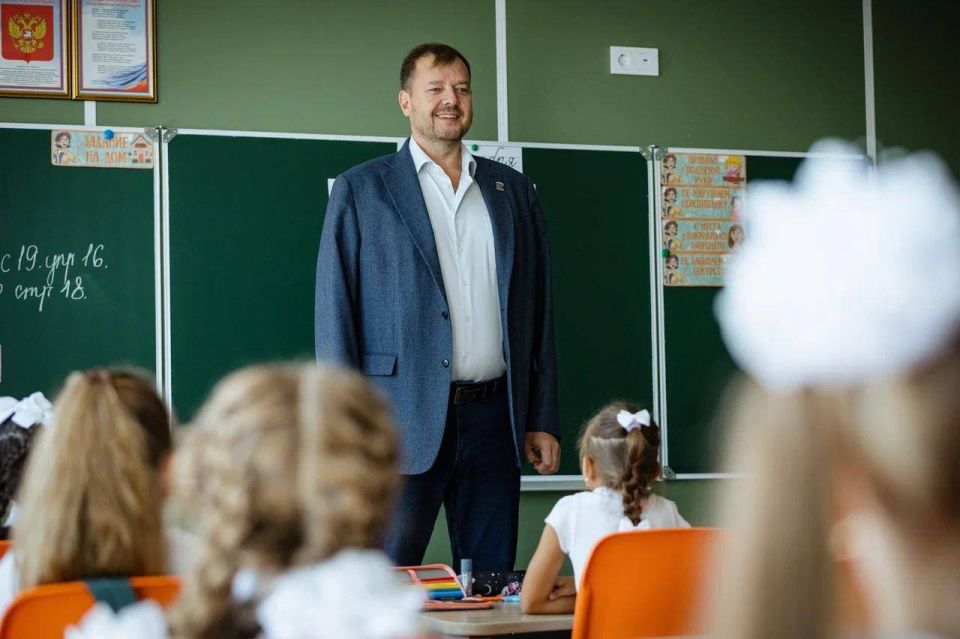 Евгений Балицкий: Сегодня посетил начальную школу №24 города Мелитополя, где завершены работы в рамках федеральной программы капитального ремонта образовательных учреждений
