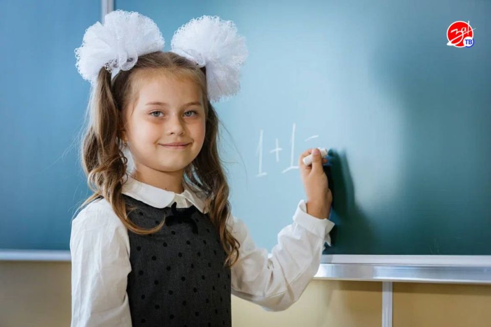 В этом году тысячи школьников по всей стране сели за парты в обновлённых классах В этом году тысячи школьников по всей стране сели за парты в обновлённых классах