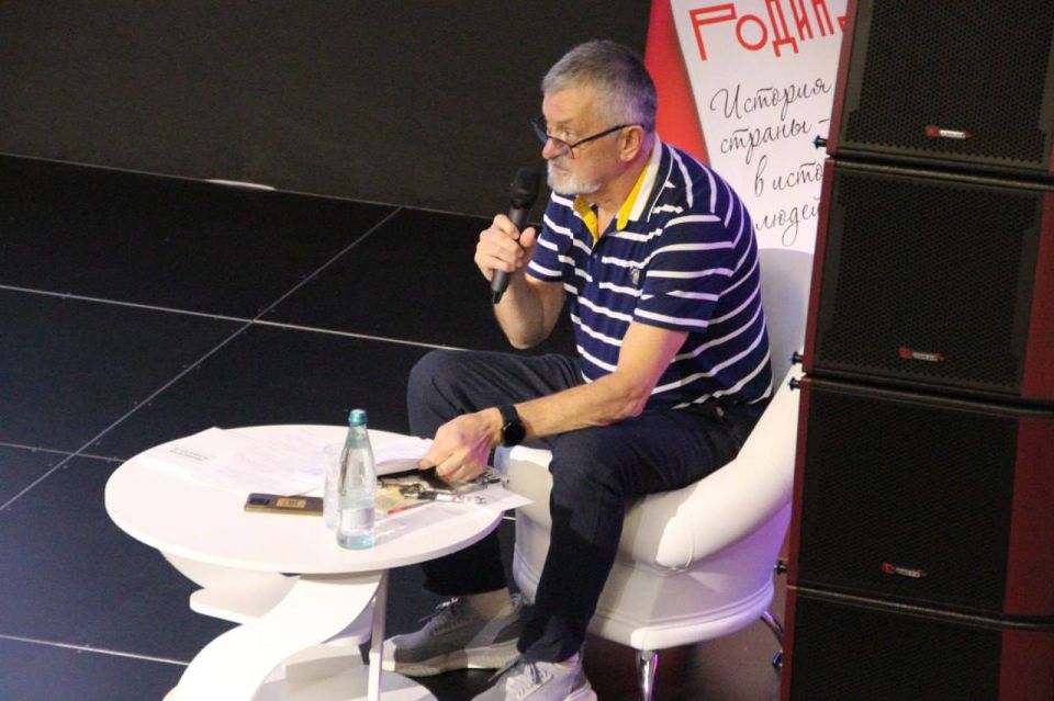 Сотрудники Министерства культуры приняли участие в презентации специального выпуска журнала «Родина», которая состоялась в Мелитополе Сотрудники Министерства культуры приняли участие в презентации специального выпуска журнала «Родина», которая состоялась в Мелитополе