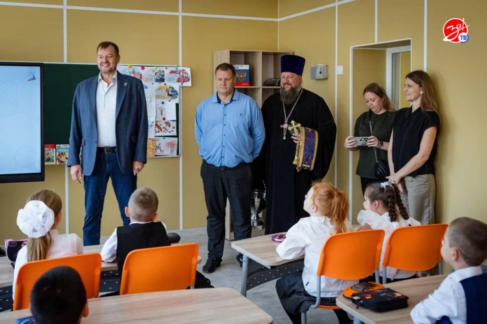 В этом году тысячи школьников по всей стране сели за парты в обновлённых классах В этом году тысячи школьников по всей стране сели за парты в обновлённых классах