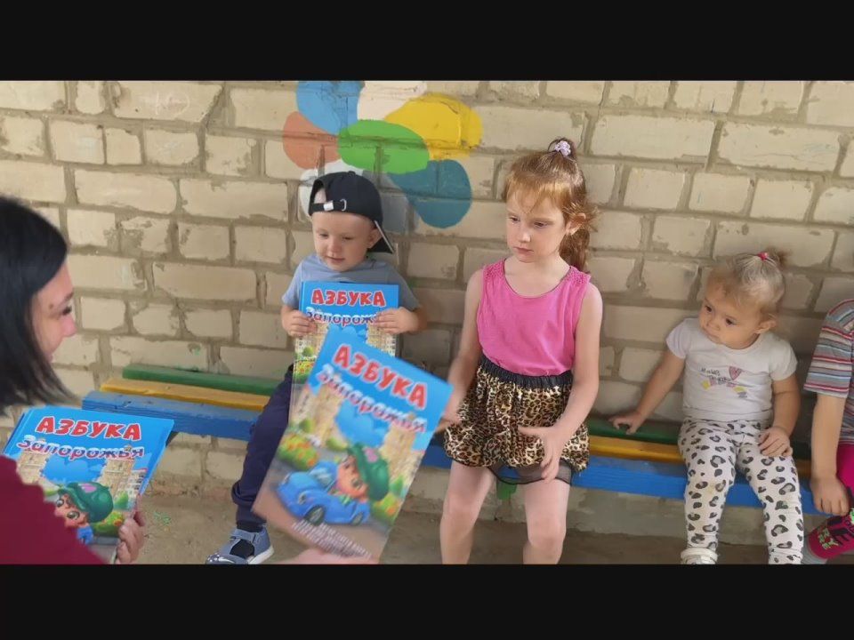 Адресная акция депутатов: «Азбука Запорожья» — в каждый детский сад и школу округа!