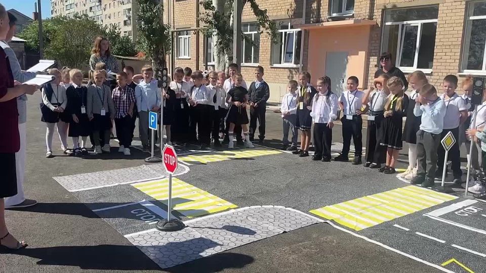 Сегодня в нашей школе произошло яркое и значимое событие для самых юных её жителей — наших первоклассников! В стенах ГБУ ОО ЗО «СОШ №24 им. Участника СВО Твердого И.В.» г. Мелитополь прошла традиционная церемония «Посвящение...