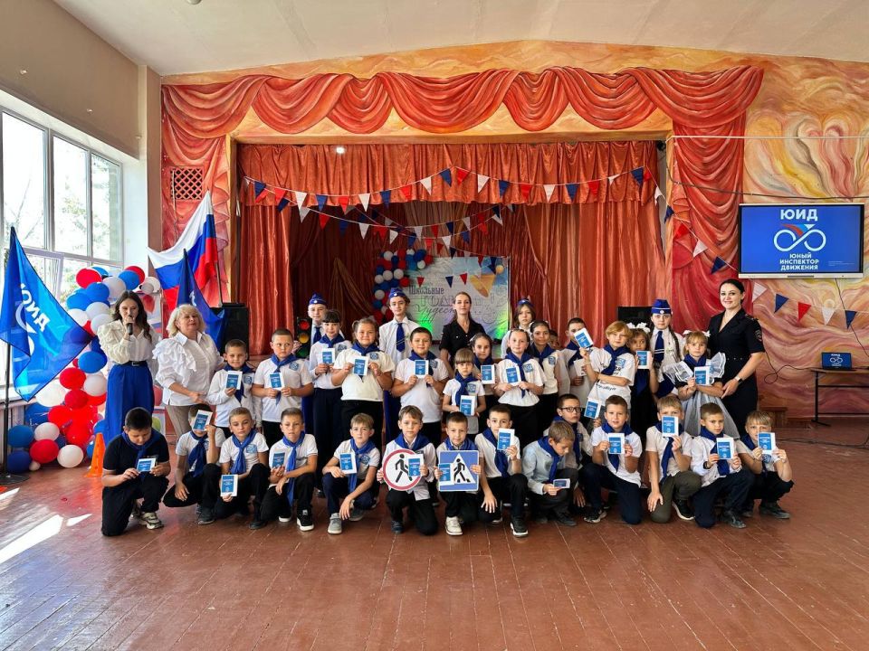 В рамках реализации мероприятий по профилактике детского дорожно-транспортного травматизма сотрудники Госавтоинспекции Запорожской области приняли участие в торжественной церемонии посвящения в ряды Юных Инспекторов Движения