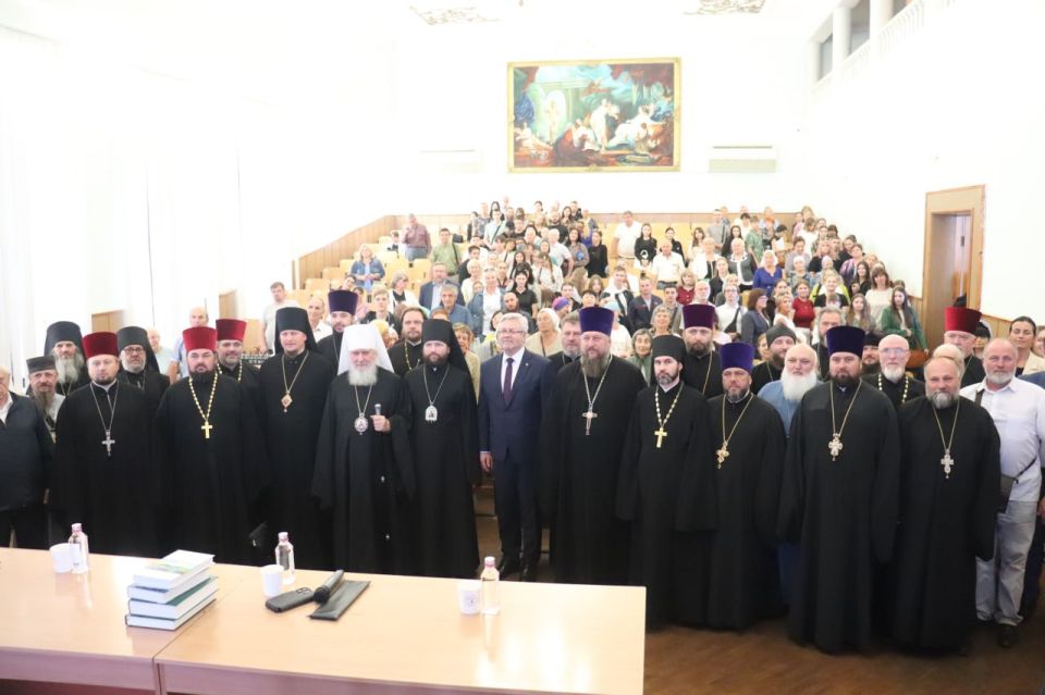 Межрегиональная православная книжная выставка-форум «Радость слова» состоялась в Мелитопольском государственном университете (МелГу), передает корреспондент Запорожского агентства новостей Межрегиональная православная книжная выставка-форум «Радость слова» состоялась в Мелитопольском государственном университете (МелГу), передает корреспондент Запорожского агентства новостей