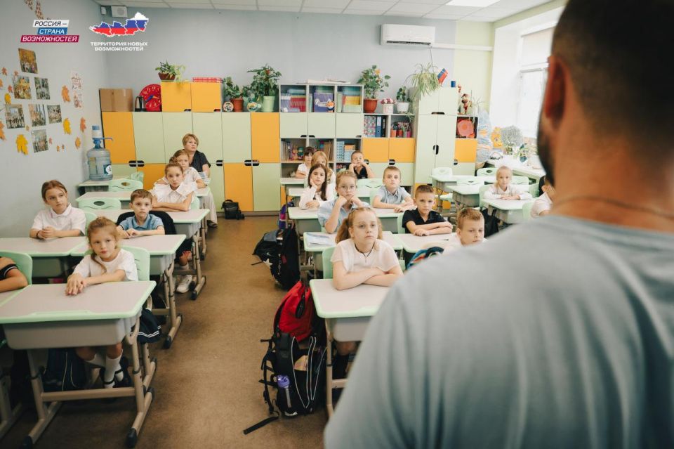 Выпускник президентской платформы познакомил школьников Мелитополя с алгоритмами действий в экстремальных ситуациях Выпускник президентской платформы познакомил школьников Мелитополя с алгоритмами действий в экстремальных ситуациях