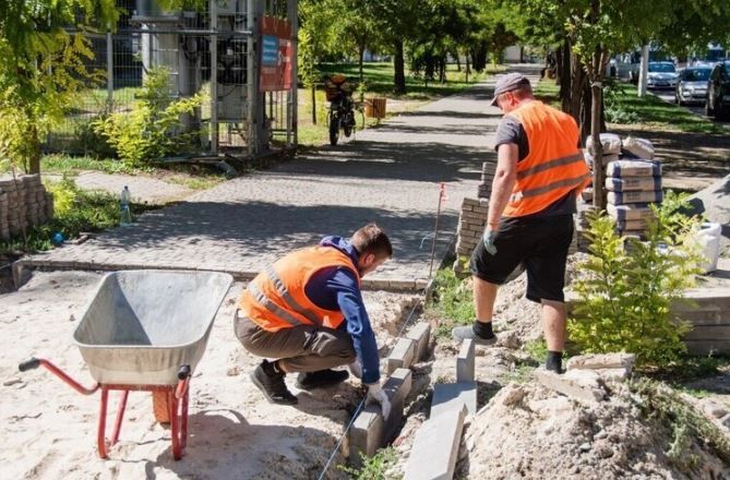 В Мелитополе обновляют тротуарную плитку на бульваре 30-летия Победы