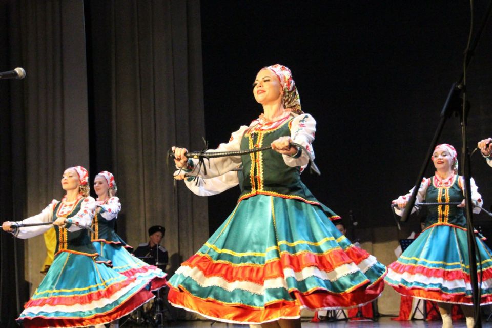 Артисты ансамбля казачьей песни из Мордовии провели концерт в Мелитополе Артисты ансамбля казачьей песни из Мордовии провели концерт в Мелитополе