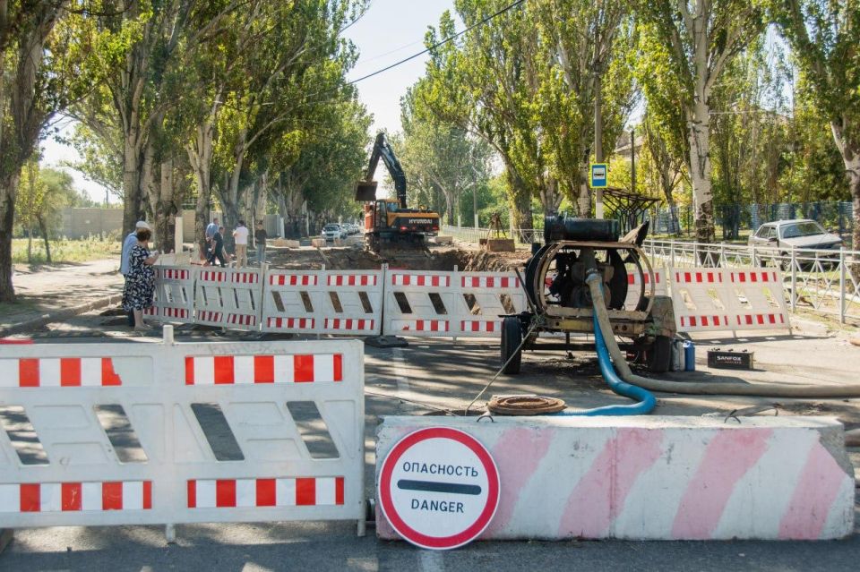 Аварийный участок канализационного коллектора меняют в Мелитополе на улице Ивана Алексеева