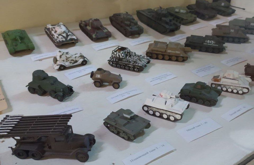 Выставка моделей танков в Токмаке