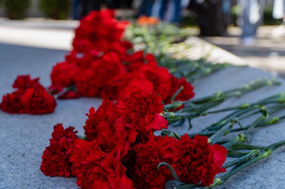 Активисты возложили цветы почтив память жертв фашизма Активисты возложили цветы почтив память жертв фашизма