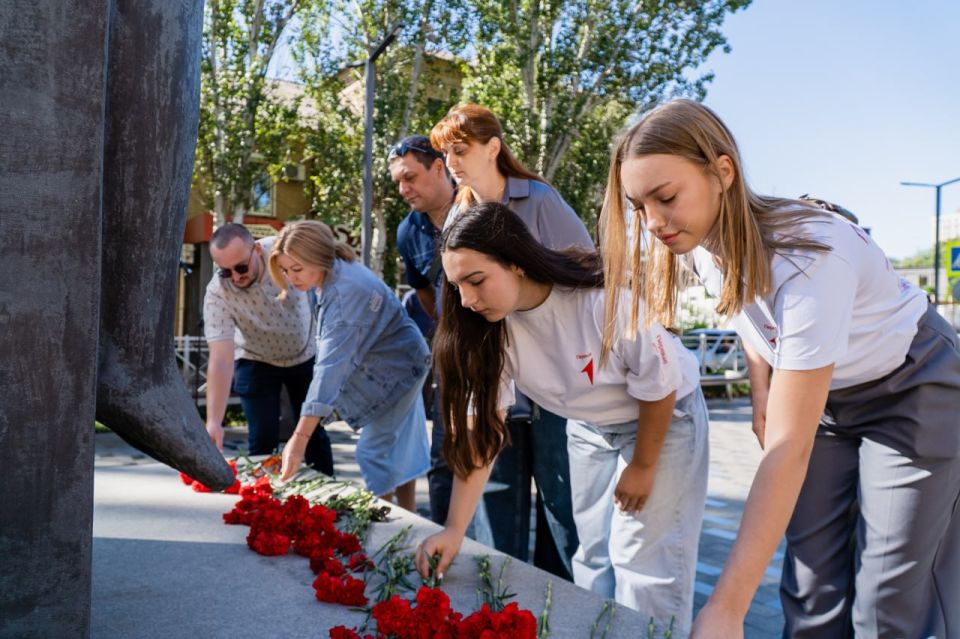 Активисты возложили цветы почтив память жертв фашизма Активисты возложили цветы почтив память жертв фашизма