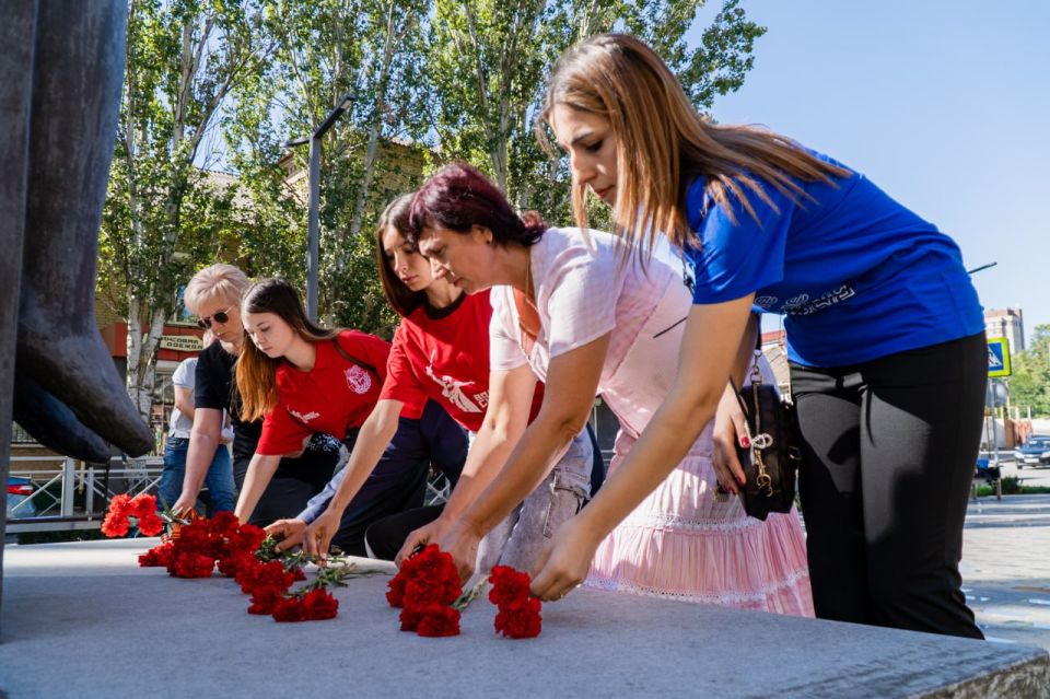 Активисты возложили цветы почтив память жертв фашизма Активисты возложили цветы почтив память жертв фашизма