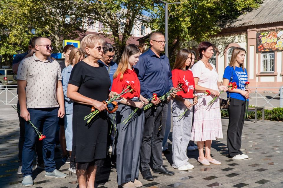 Активисты возложили цветы почтив память жертв фашизма Активисты возложили цветы почтив память жертв фашизма