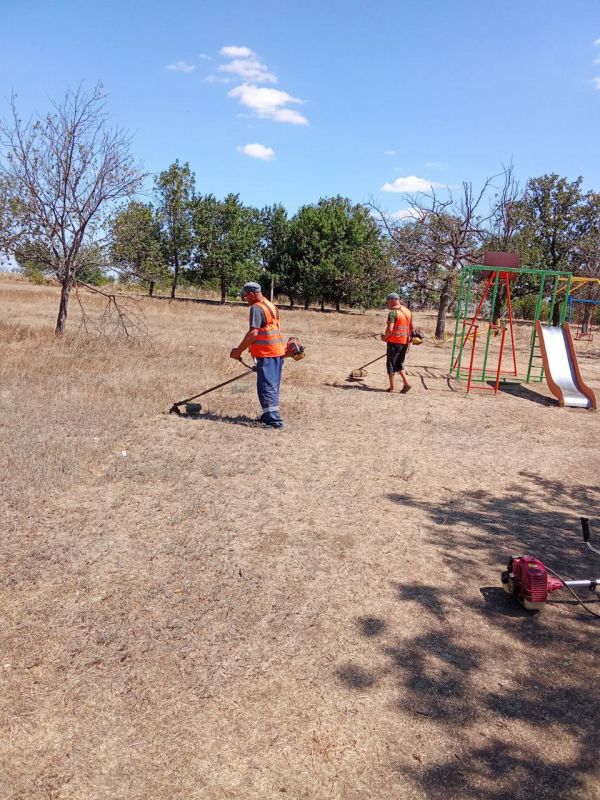 В селе Степное сотрудники МУП «Жилсервис» провели уборку и навели порядок на детской площадке