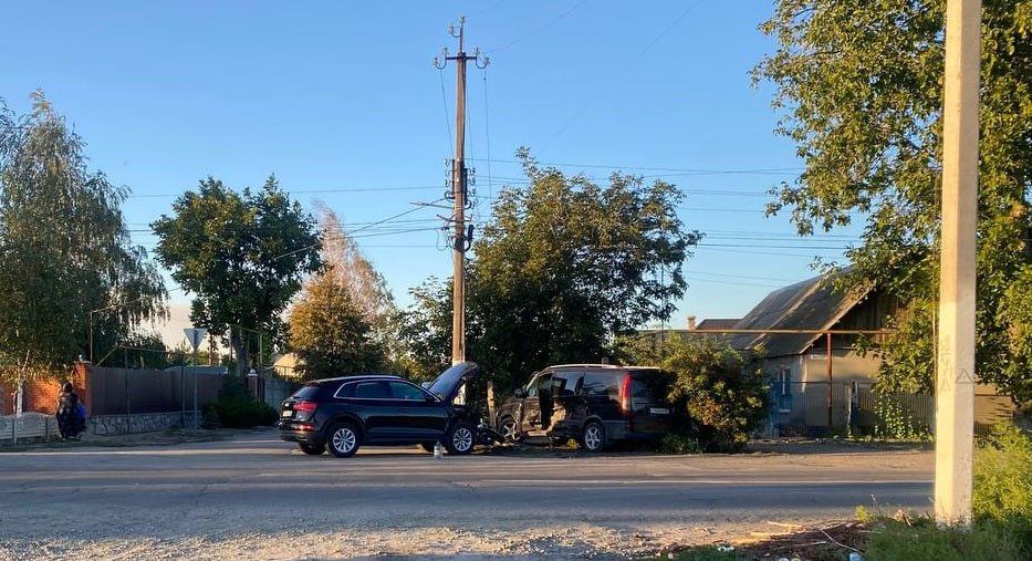 Сотрудники Госавтоинспекции проводят проверку по факту дорожно-транспортного происшествия, в котором пострадал несовершеннолетний пассажир