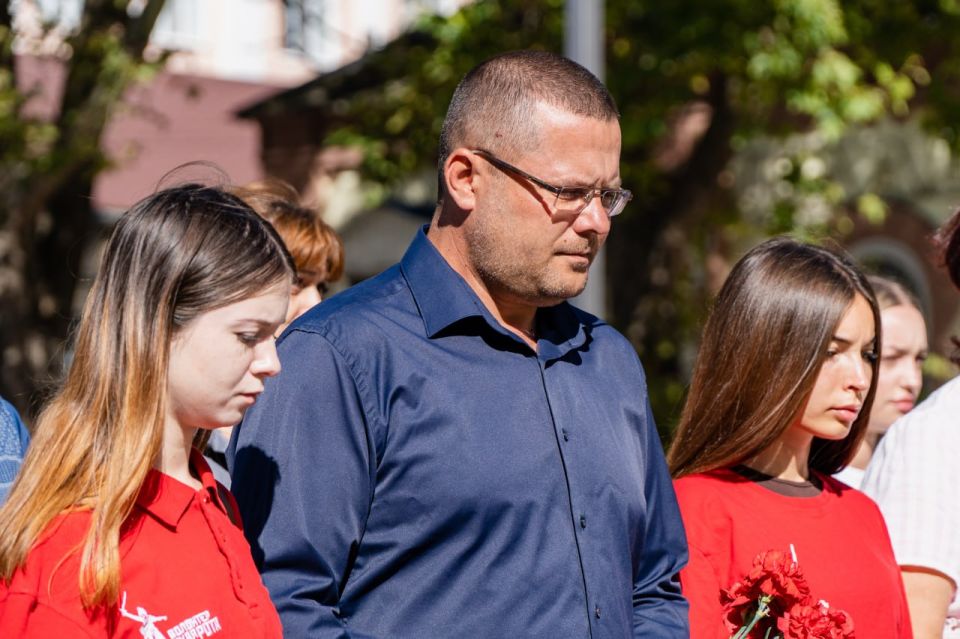 Активисты возложили цветы почтив память жертв фашизма Активисты возложили цветы почтив память жертв фашизма