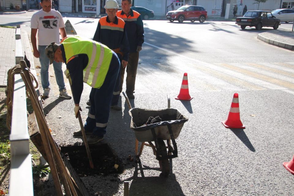 Более 600 водоотводных лотков ливневой канализации очистили за полгода в Мелитополе