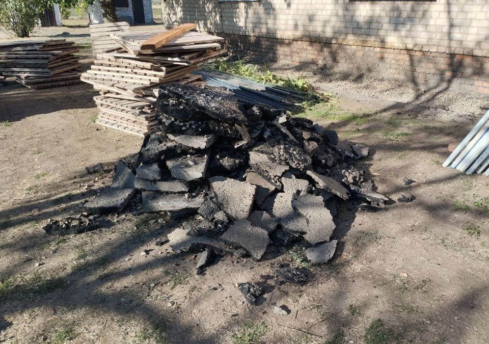 Шефы из Севастополя демонтируют старую отмостку здания администрации с. Проминь