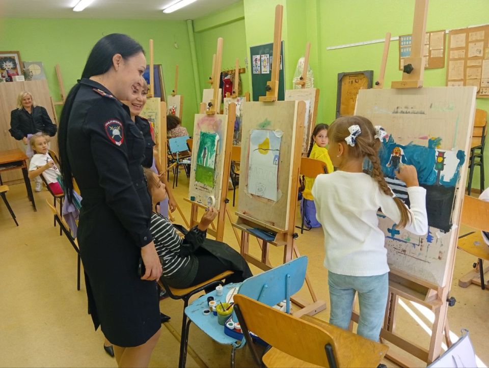 В рамках реализации профилактических мероприятий, направленных на снижение детского дорожно-транспортного травматизма, сотрудники Госавтоинспекции посетили МКОУ ДО "Мелитопольскую детскую художественную школу"