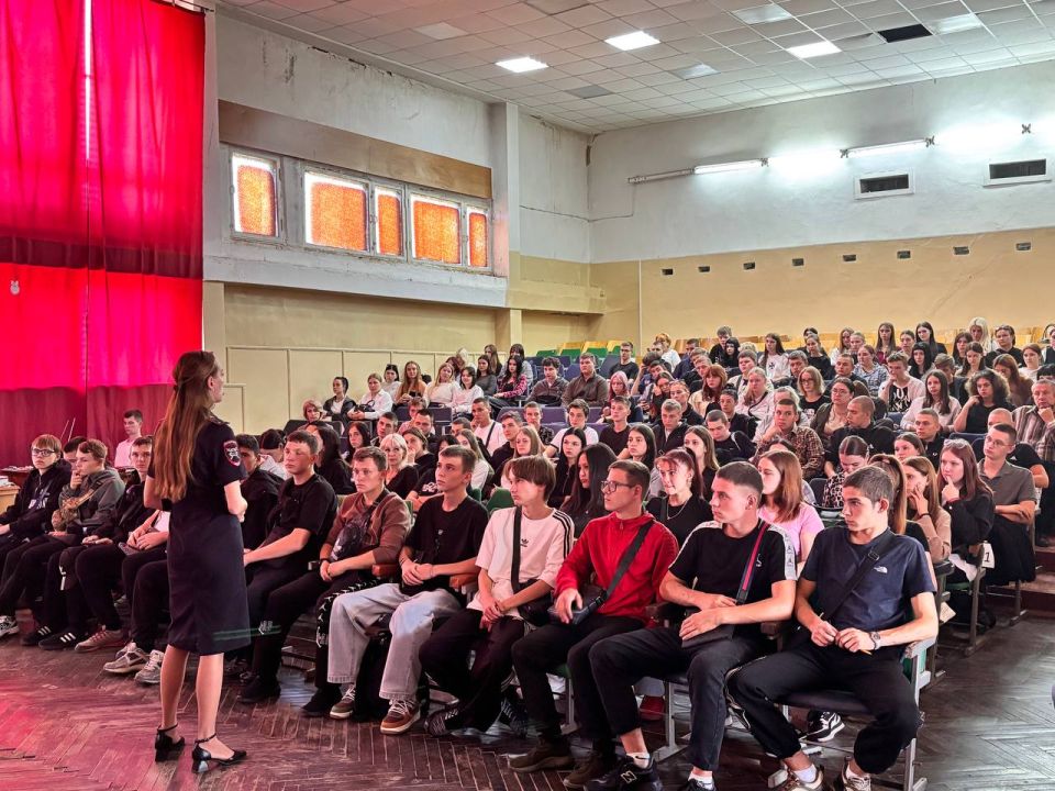 Сотрудники Госавтоинспекции города Мелитополя провели «Краш-курс» для студентов ГБПОУ «Мелитопольский индустриальный колледж»