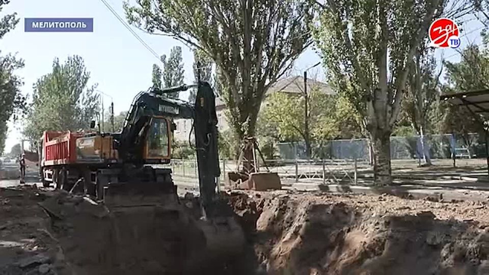 Сотрудники предприятия «Вода Запорожье» продолжают работать на одном из участков канализационного коллектора