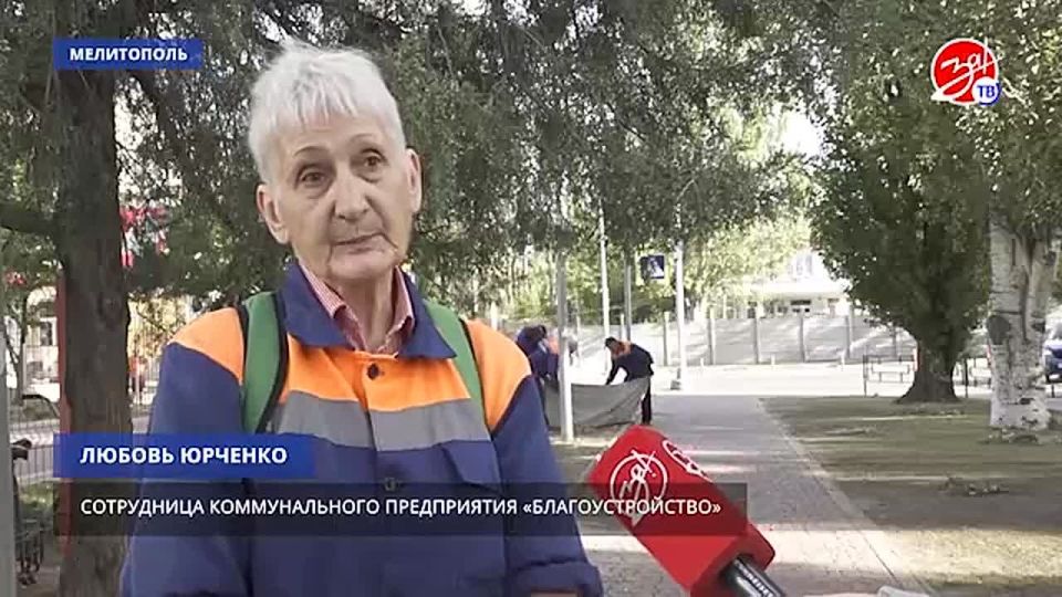 Сотрудники предприятия «Благоустройство» провели субботник на улице Казарцева в Мелитополе