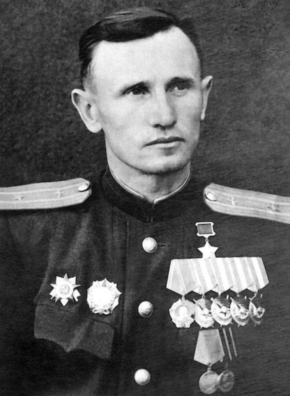 ВЛАДИМИР ГРИГОРЬЕВИЧ КАРАЧУН (1914—1998) — подполковник, Герой Советского Союза (1946)