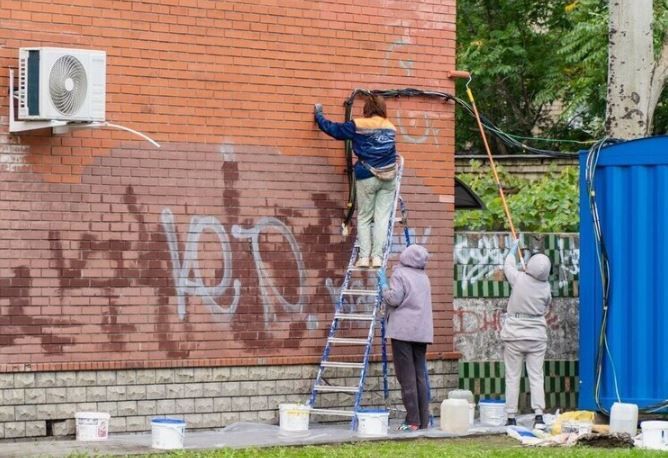 В Мелитополе убирают вандальные надписи с центральных улиц