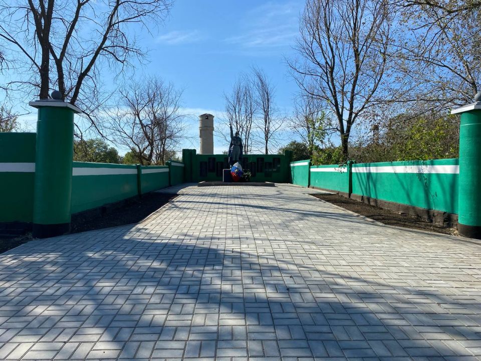 В селе Новониколаевка сотрудники Дома культуры организовали субботник — расчистили территорию, убрали мусор и восстановили порядок у памятника погибшим в годы Великой Отечественной войны