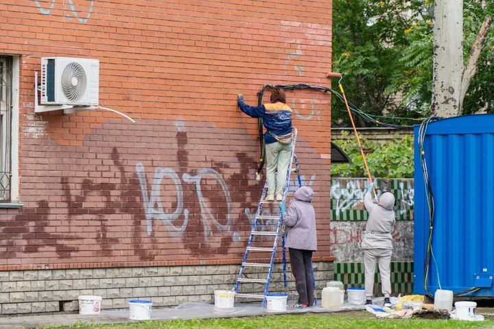 Коммунальные службы Мелитополя начали удалять вандальные надписи и граффити