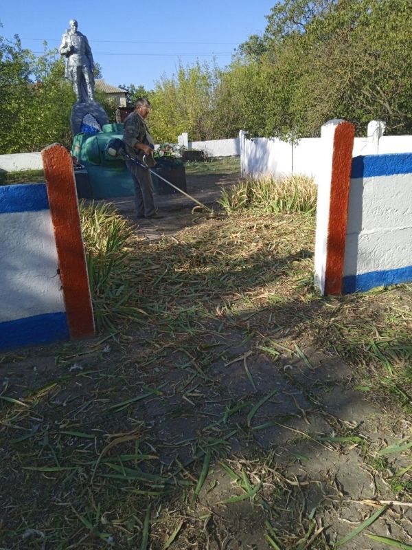 В посёлке Трудовое сотрудники МБУ «Жилсервис» приводят в порядок территорию у памятника в честь погибших воинов