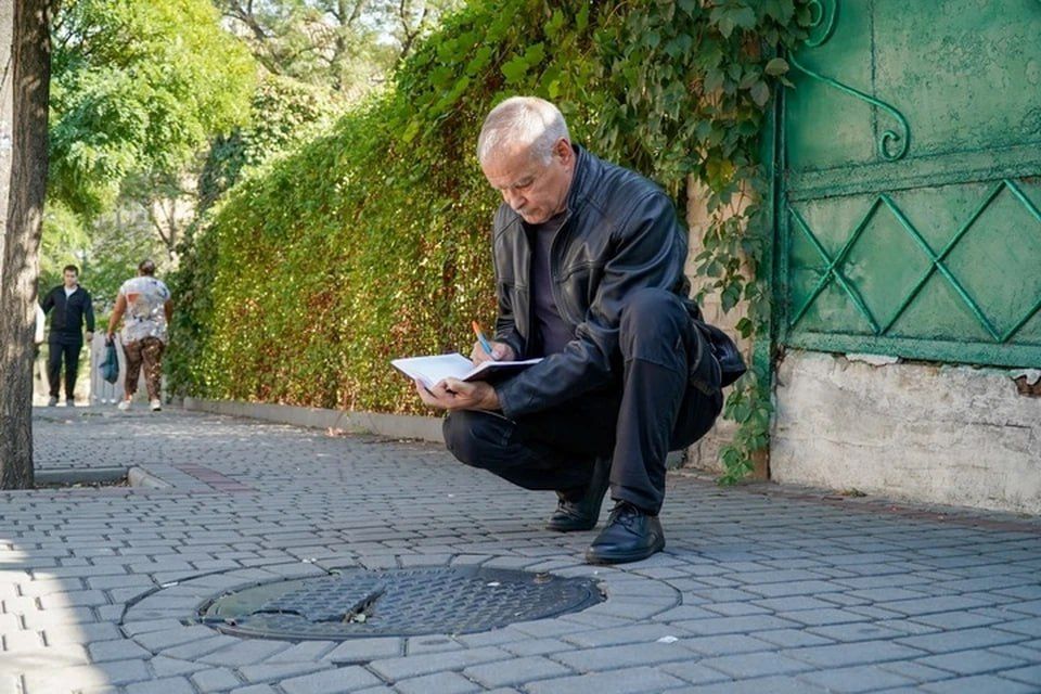 В Мелитополе машины ездят по пешеходным зонам, продавливая канализационные крышки