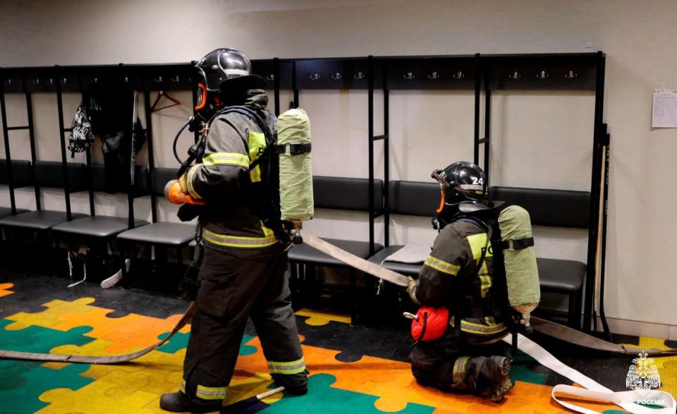 В Мелитополе спасатели МЧС России ликвидировали условный пожар в спорткомплексе В Мелитополе спасатели МЧС России ликвидировали условный пожар в спорткомплексе