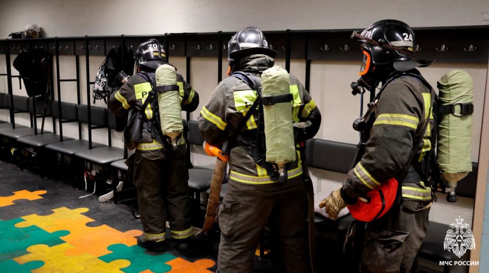 В Мелитополе спасатели МЧС России ликвидировали условный пожар в спорткомплексе В Мелитополе спасатели МЧС России ликвидировали условный пожар в спорткомплексе