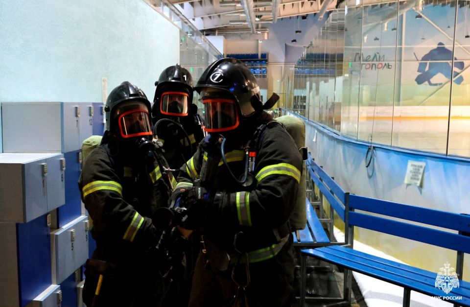 В Мелитополе спасатели МЧС России ликвидировали условный пожар в спорткомплексе В Мелитополе спасатели МЧС России ликвидировали условный пожар в спорткомплексе