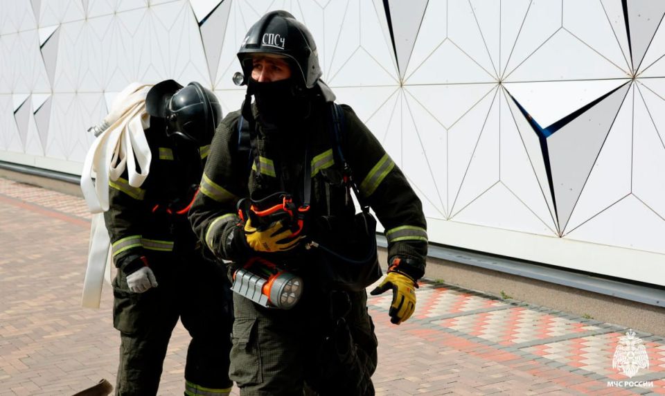 В Мелитополе спасатели МЧС России ликвидировали условный пожар в спорткомплексе