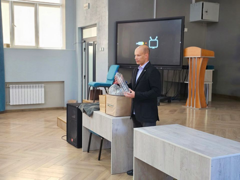 ГУП "ЭкологияРесурс" открывает двери в мир экологии для школьников Мелитополя ГУП "ЭкологияРесурс" открывает двери в мир экологии для школьников Мелитополя