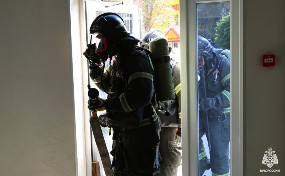 В Мелитополе спасатели МЧС России ликвидировали условный пожар в спорткомплексе В Мелитополе спасатели МЧС России ликвидировали условный пожар в спорткомплексе