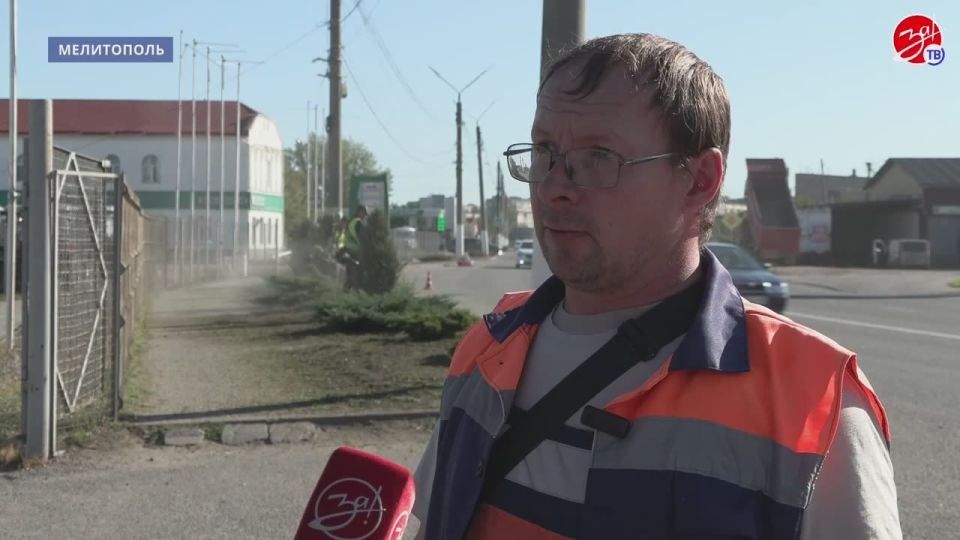 Сотрудники предприятия «Благоустройство» скашивают траву на обочинах дорог