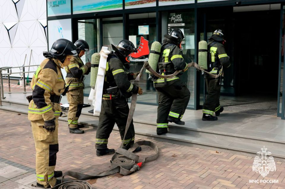 В Мелитополе спасатели МЧС России ликвидировали условный пожар в спорткомплексе В Мелитополе спасатели МЧС России ликвидировали условный пожар в спорткомплексе