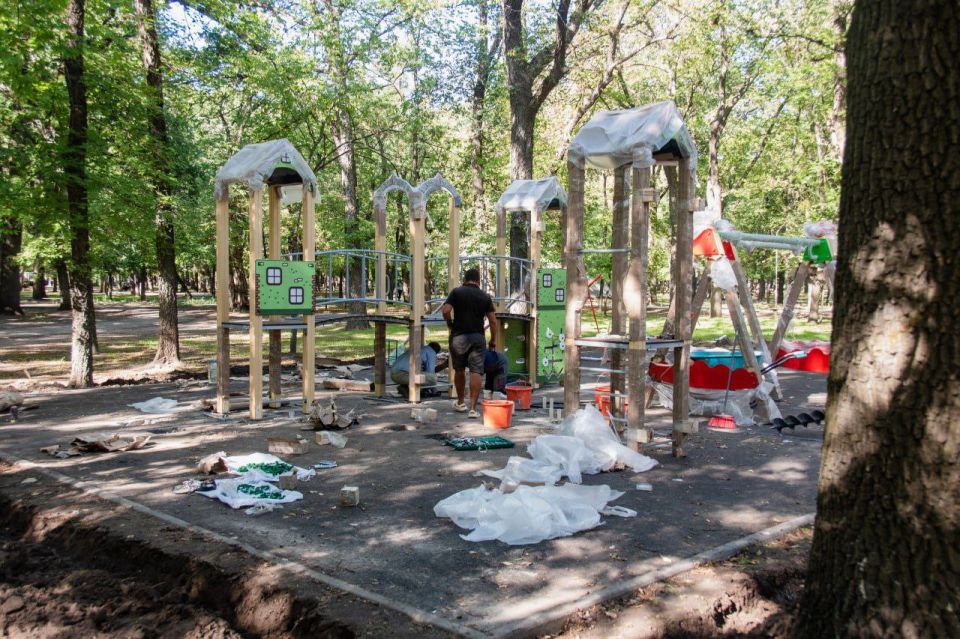 В Мелитополе устанавливают новую детскую площадку в городском парке