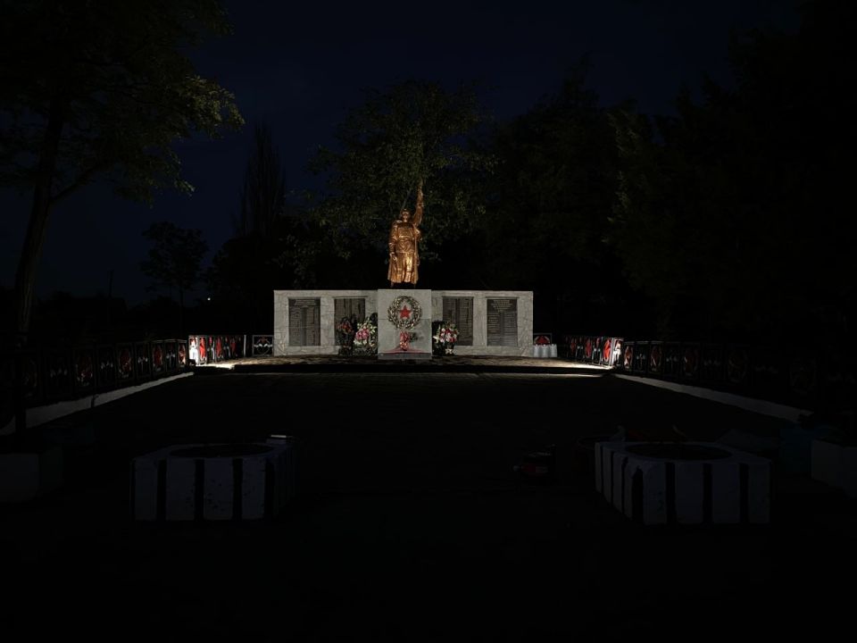 Военнослужащие отреставрировали памятник Великой Отечественной войне к 82-й годовщине освобождения села Астраханка