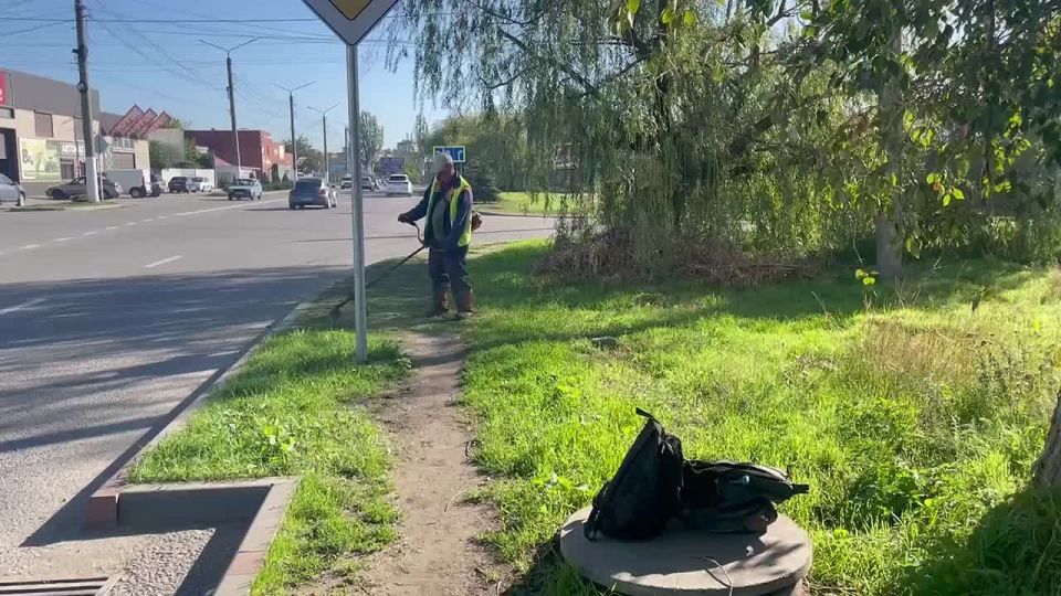 Мелитопольские коммунальщики навели порядок на улице Воинов-Интернационалистов