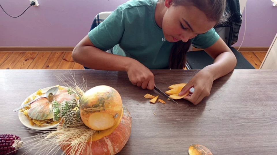 Чудо огородное. В клубе досуга села Обильное прошёл творческий час, посвящённый Дню поделок из овощей «Чудо огородное»