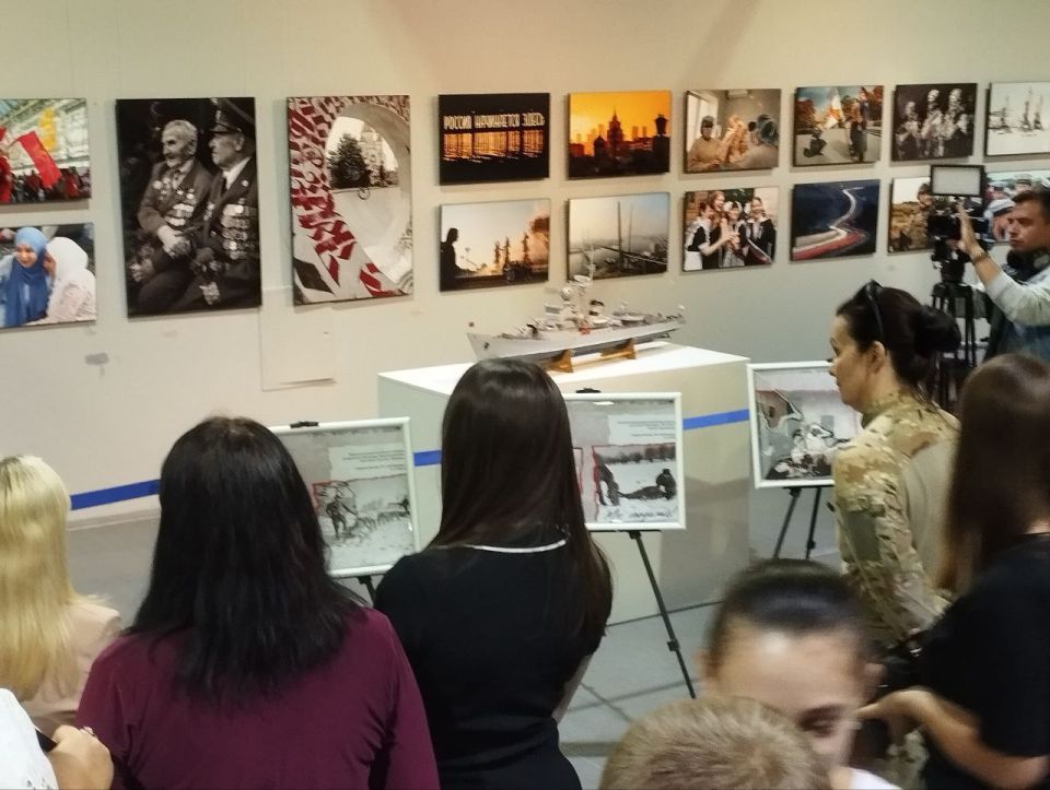 В мелитопольском мультимедийном парке «Россия – моя история» открылась фотовыставка, посвященная подвигам военных медиков Великой Отечественной войны и специальной военной операции