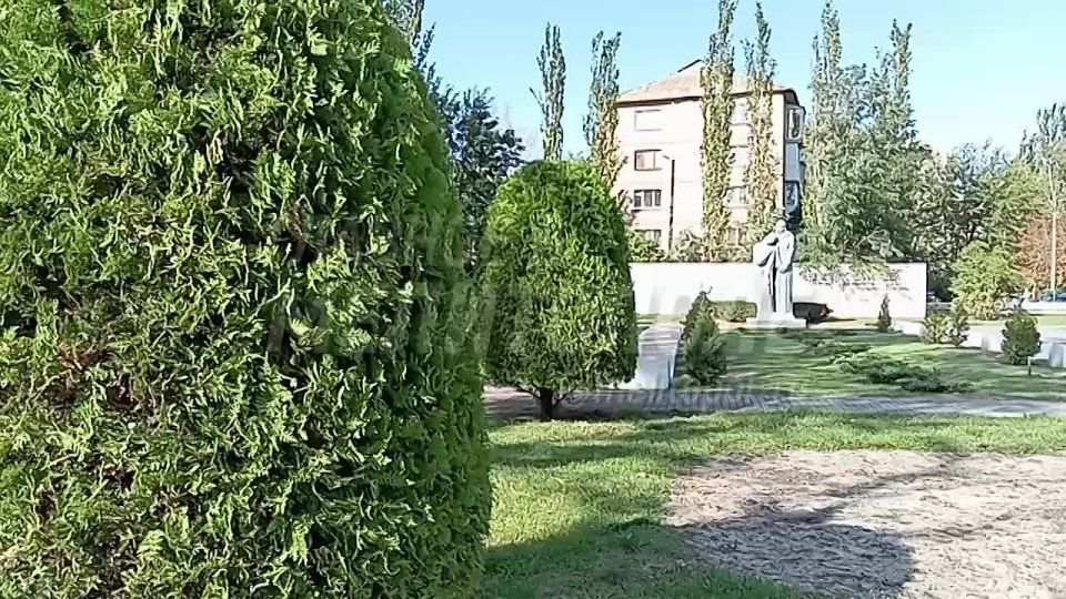 В Мелитополе благоустраивают территорию братского кладбища