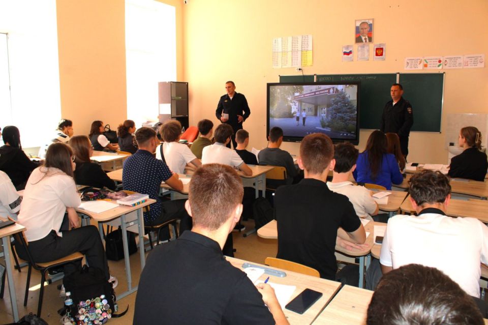 Транспортные полицейские Запорожья провели агитационную лекцию для учащихся 10-11 классов