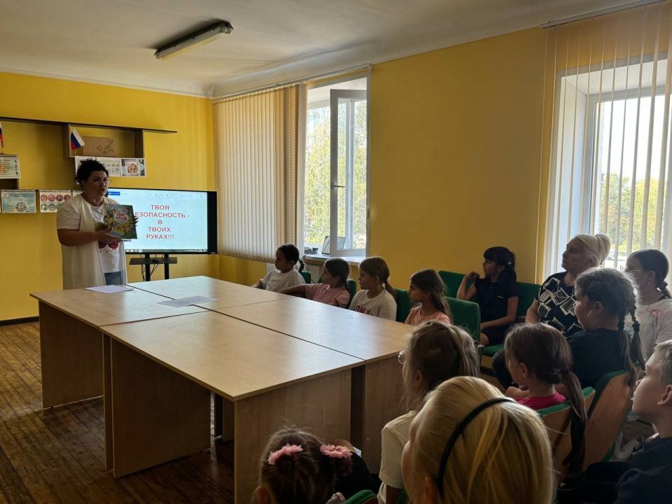 Учимся быть осторожными. В Константиновском Доме культуры прошла познавательная беседа «Твоя безопасность в твоих руках» Ребятам напомнили: Учимся быть осторожными. В Константиновском Доме культуры прошла познавательная беседа «Твоя безопасность в твоих руках» Ребятам напомнили: