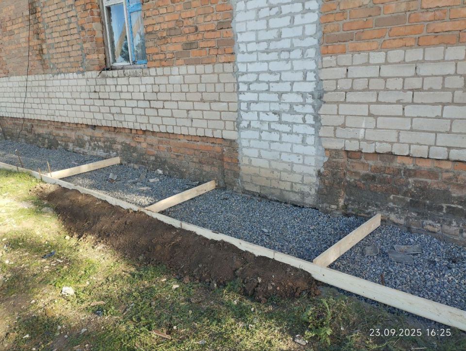 Шефы из Севастополя продолжают делать ремонт здания администрации села Проминь